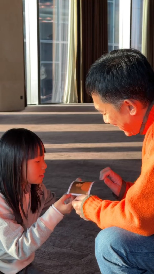 9歲女孩為梁朝偉操刀拍攝相片集  偉仔極罕露出慈父笑容 