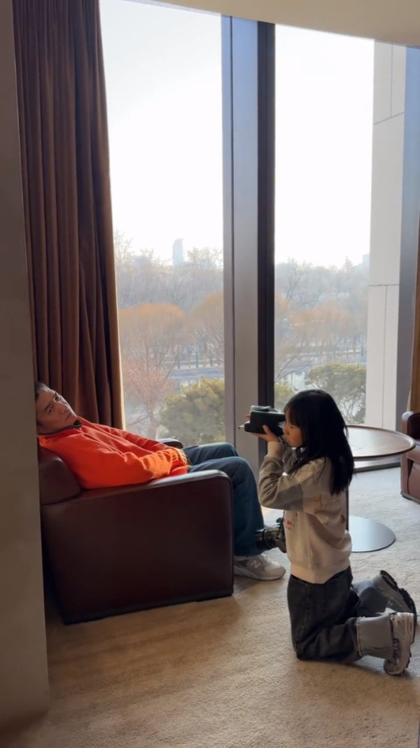 9歲女孩為梁朝偉操刀拍攝相片集  偉仔極罕露出慈父笑容 