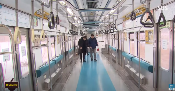 首爾地鐵試行「無座椅車廂」盼增空間疏導人潮 網民：老弱孕婦點算？ 