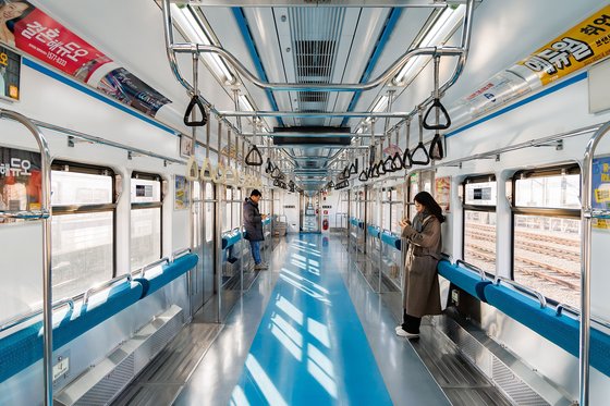 首爾地鐵試行「無座椅車廂」盼增空間疏導人潮 網民：老弱孕婦點算？ 