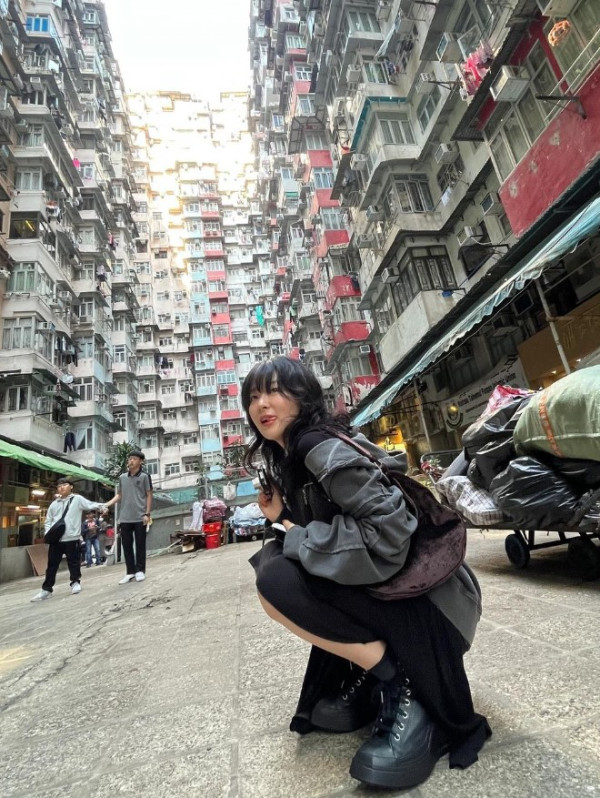 韓團Red Velvet成員瑟琪遊香港！超貼地搭巴士/食魚蛋/旺角街頭打卡！		