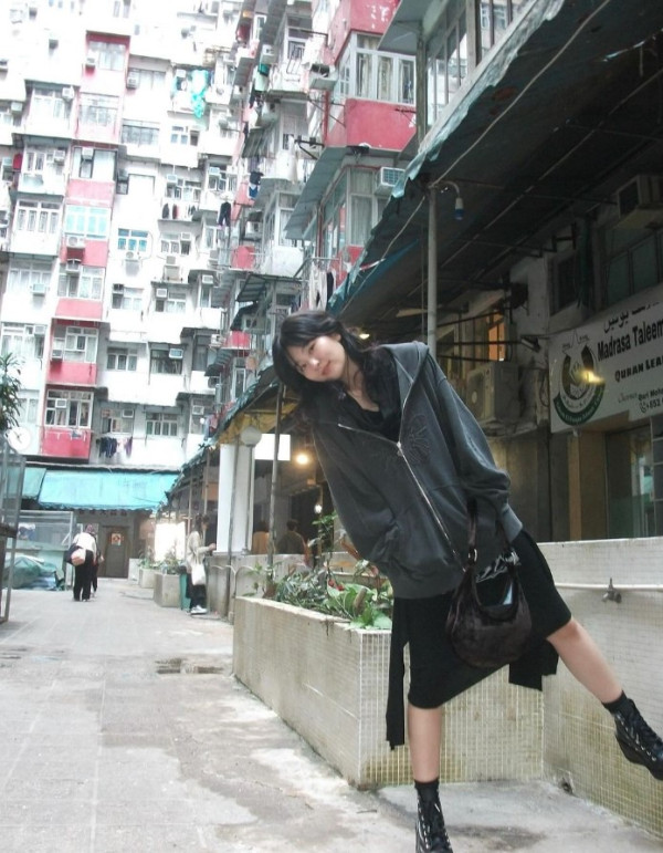 韓團Red Velvet成員瑟琪遊香港！超貼地搭巴士/食魚蛋/旺角街頭打卡！		