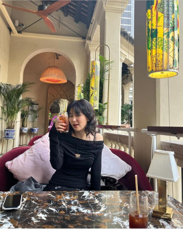 韓團Red Velvet瑟琪秘訪香港！打卡港島地標 貼地品嚐橋底辣蟹/勝香園蕃茄麵/打邊爐 