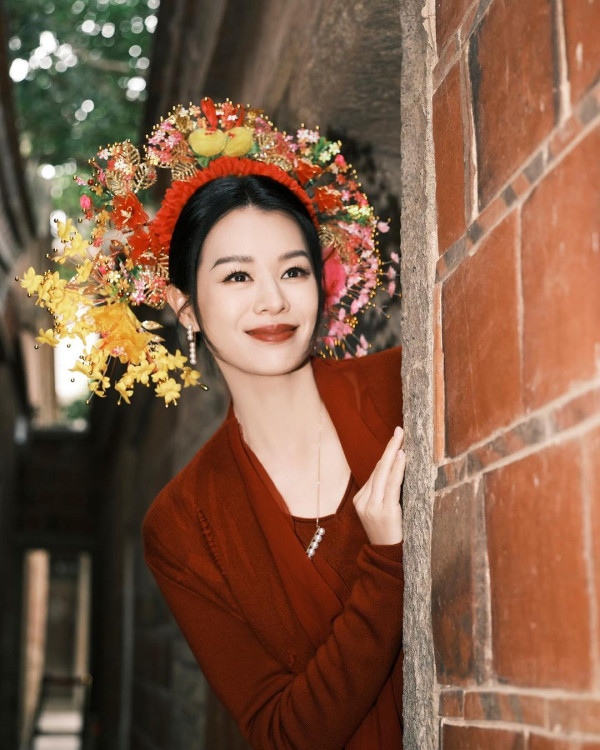 視后級「凍齡靚媽」體驗中國傳統簪花 網民激讚美貌更勝從前：拋離網紅幾條街 