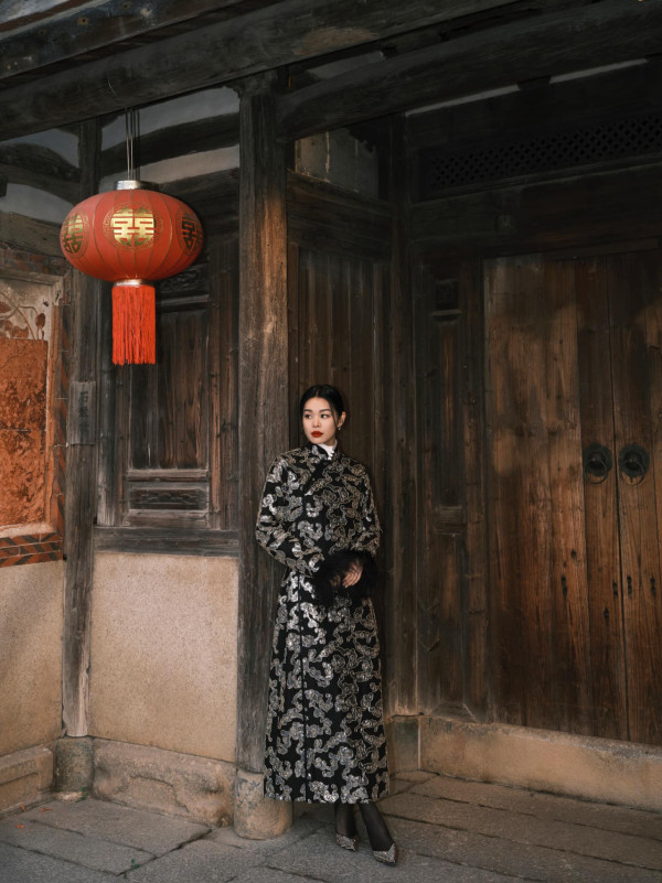 視后級「凍齡靚媽」體驗中國傳統簪花 網民激讚美貌更勝從前：拋離網紅幾條街 
