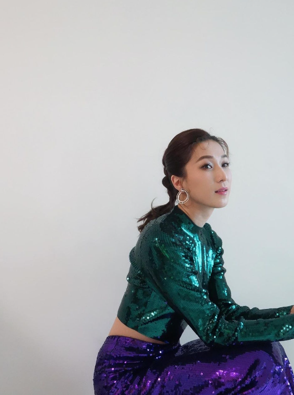 鍾嘉欣帶仔囡坐郵輪旅行！7歲大囡女大十八變！眼大臉尖極靚女！ 