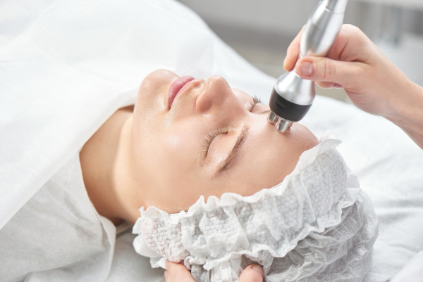 Facial療程推薦3. Thermage療程（RF射頻）：緊緻提拉、去皺紋