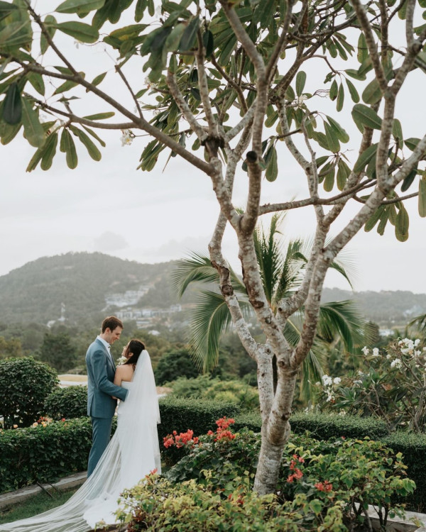 麥明詩與男友盛勁為互相求婚成功！悉尼海岸曬巨型「鑽戒」甜喊：We said yes 