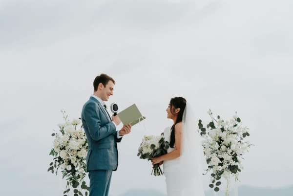 麥明詩與男友盛勁為互相求婚成功！悉尼海岸曬巨型「鑽戒」甜喊：We said yes 