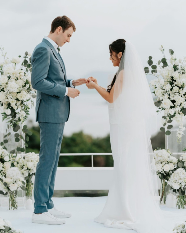 麥明詩與男友盛勁為互相求婚成功！悉尼海岸曬巨型「鑽戒」甜喊：We said yes 