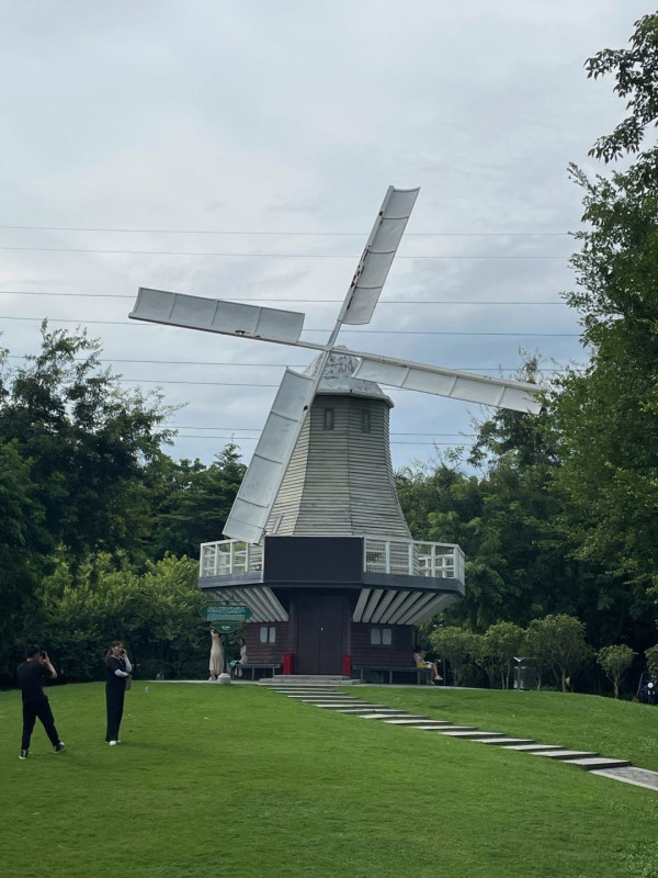 小鎮有不少打卡位，當然不少得代表荷蘭的風車。（圖片來源﹕小紅書＠喜番）