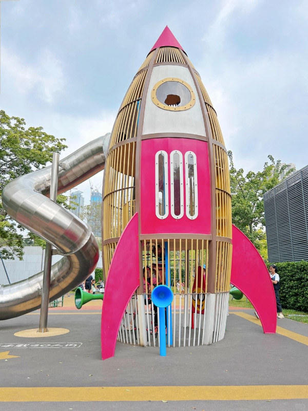福田上步綠廊星空園以太空為主題，內裡的遊樂設施都充滿太空特色。（圖片來源：小紅書＠秋小白白）
