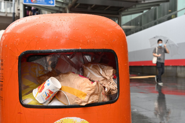 垃圾徵費疑問：喺公眾垃圾桶丟飯盒都要用指定垃圾袋？家居垃圾無用指定袋，管理公司會否包底？