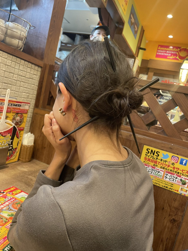 網紅日本餐廳用1物當髮簪！網民怒批其不當行為：好唔衛生！ 