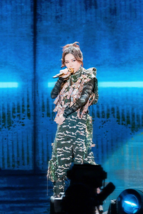 鄧紫棋晒深圳五星級總統套房 1晚房價14萬港幣 超大落地窗/180度海景 