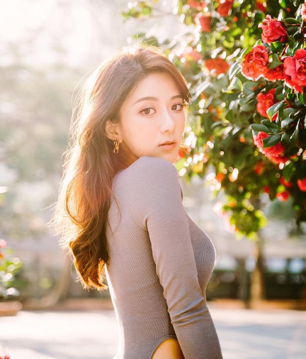 愛回家林凱恩希臘旅遊低胸大露背!疑真空上陣獲讚「小酥胸」!