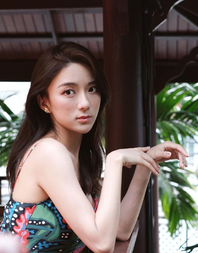 愛回家林凱恩希臘旅遊低胸大露背!疑真空上陣獲讚「小酥胸」!