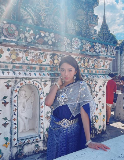 愛回家林凱恩希臘旅遊低胸大露背!疑真空上陣獲讚「小酥胸」!