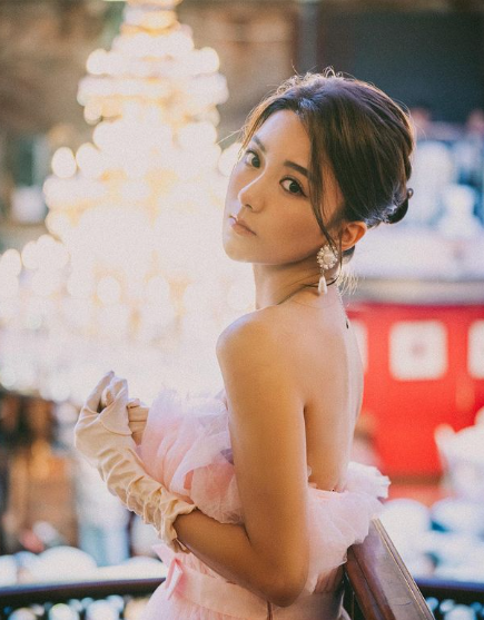 愛回家林凱恩希臘旅遊低胸大露背!疑真空上陣獲讚「小酥胸」!