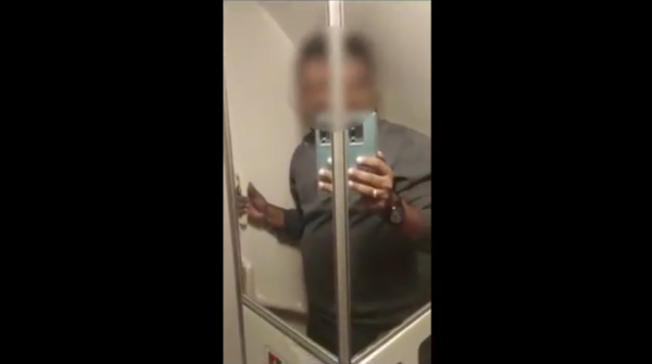 印度航班乘客被困廁所1小時 撞到成身瘀晒！事後航空公司咁處理 