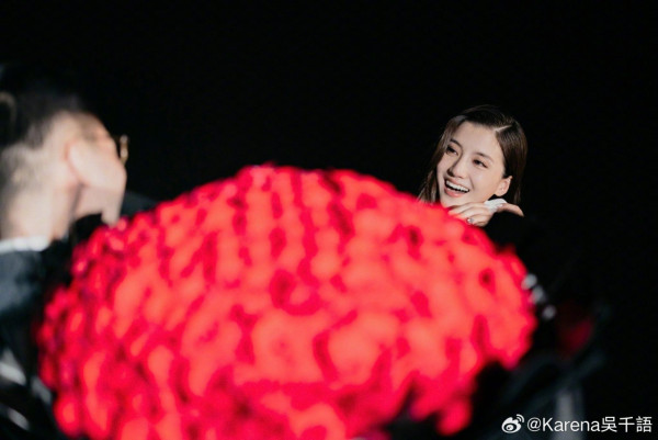圖片來源:微博@Karena吳千語 吳千語法國酒店素顏歎早餐 側臉竟然被指撞樣舊愛林峯!