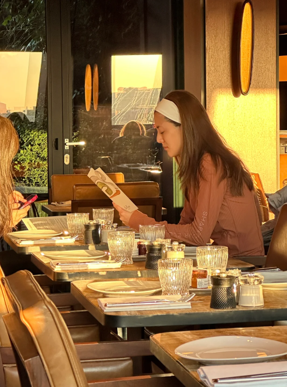 圖片來源:小紅書@子小木木夕 吳千語法國酒店素顏歎早餐 側臉竟然被指撞樣舊愛林峯!