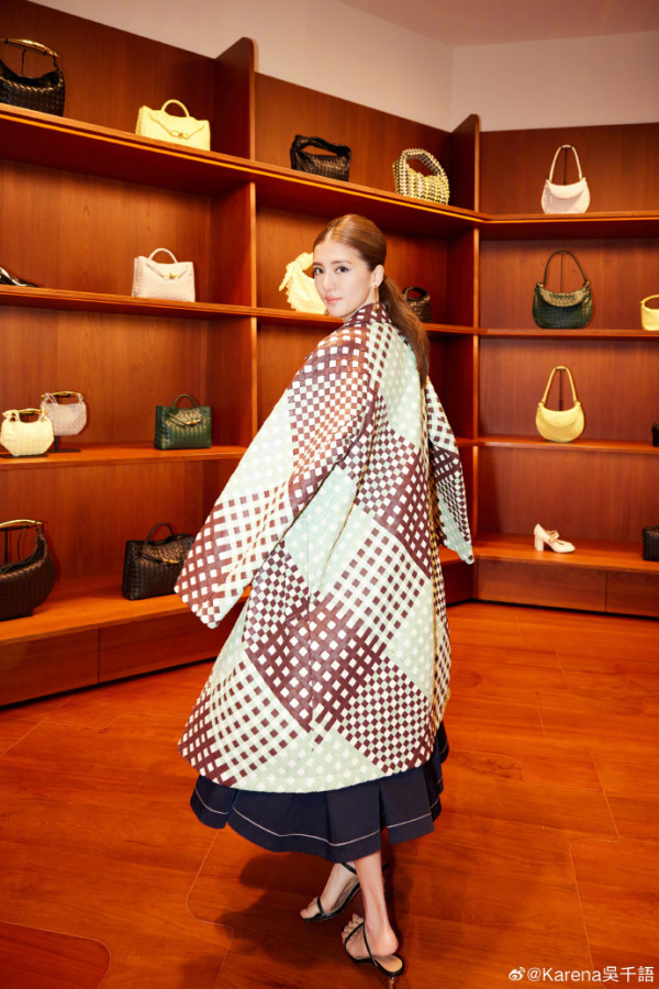 圖片來源:微博@Karena吳千語 吳千語法國酒店素顏歎早餐 側臉竟然被指撞樣舊愛林峯!