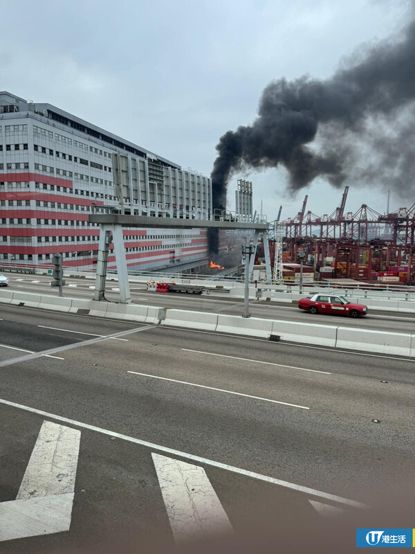 葵涌貨櫃碼頭疑有貨物起火 現場冒大量濃煙消防到場撲火