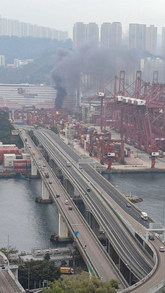 葵涌貨櫃碼頭疑有貨物起火 現場冒大量濃煙消防到場撲火