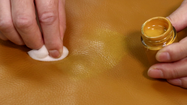 皮梳化污漬徹底清潔法  貓爪痕可以點補救？輕鬆清除原子筆痕