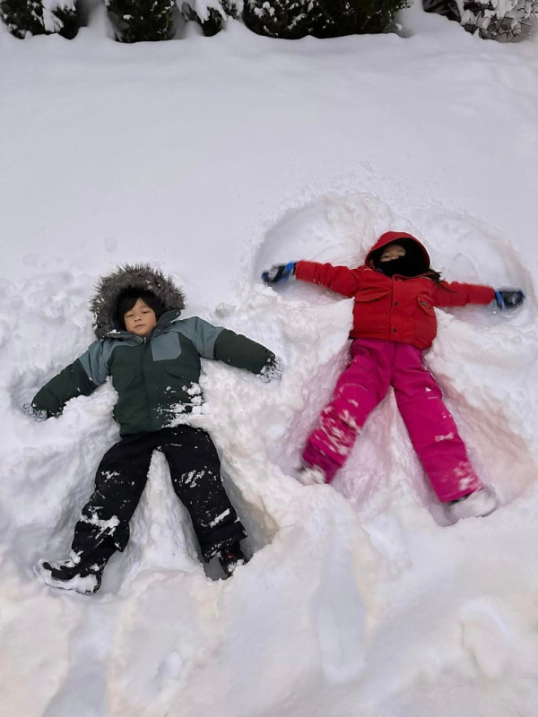 鍾嘉欣加拿大陪仔女玩雪  少女味十足！完全唔似3子之母 