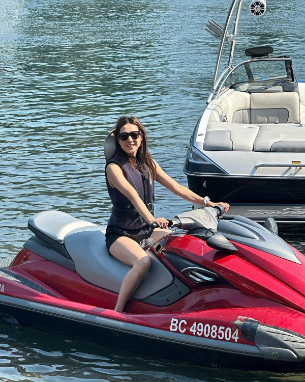 鍾嘉欣加拿大陪仔女玩雪  少女味十足！完全唔似3子之母 