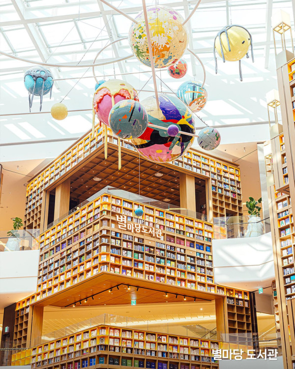 首爾全新浪漫星空圖書館2.0！ 22米巨型書櫃 足足有4層樓高 