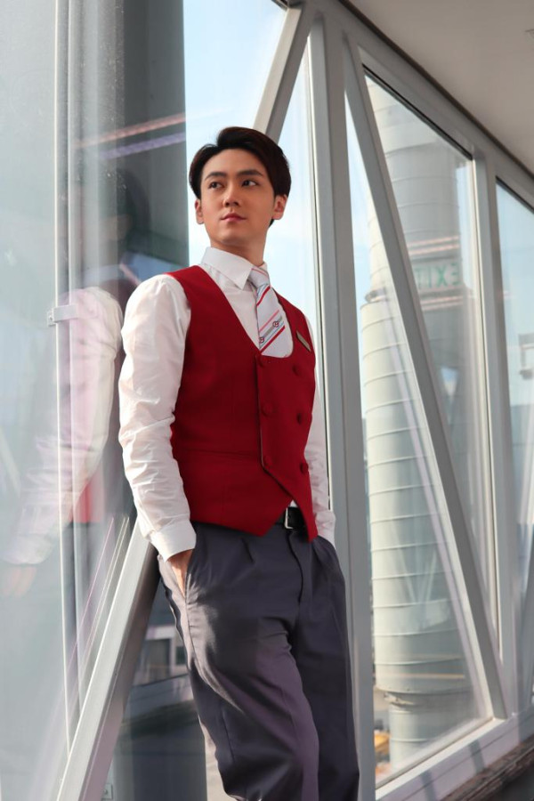 《飛常日誌》｜前空姐爆高學歷女藝人「真面目」 上機除襪將腳放入前座口袋勁嘔心 