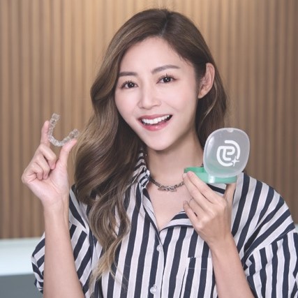 衛詩雅推薦透過 Beame 透明牙箍保持完美笑容線 E-Line,親身拍片開箱美白牙齒套裝。