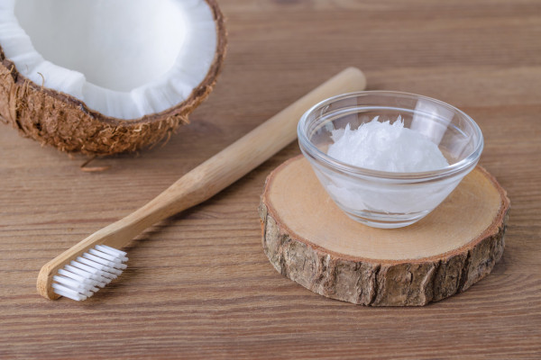 美白牙齒步驟方法︰椰子油漱口油拔法