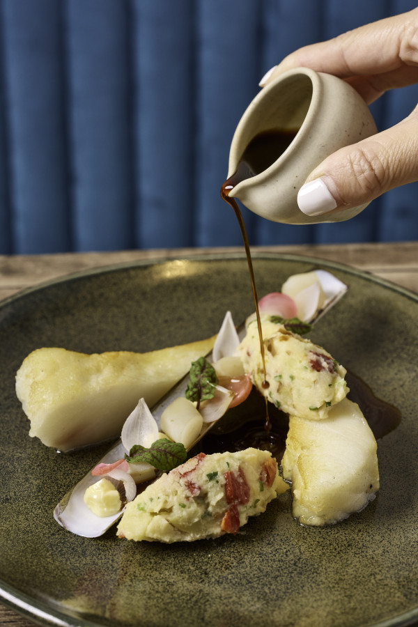 尖沙咀海景餐廳「Hue Dining」推出情人節套餐   和牛西冷／龍蝦／士多啤梨蛋白脆餅