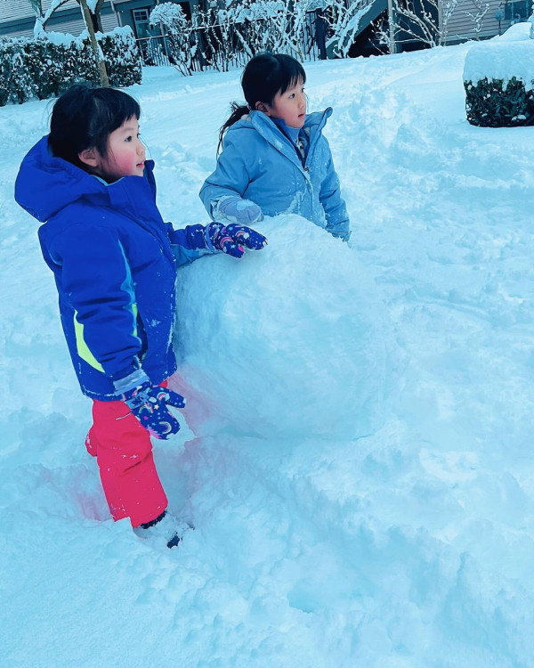 張嘉兒與女兒加拿大雪地享天倫樂 餅印囡囡玩雪玩足三日面珠紅卜卜 