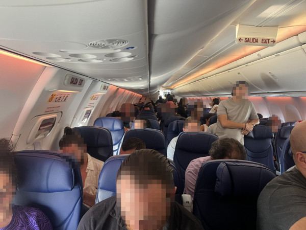 墨西哥男子開逃生門爬上機翼 因1事竟獲77名乘客聯署力撐！ 