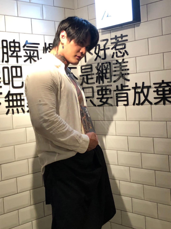 台北新開大隻猛男餐廳  抱抱合照都得！侍應撞樣男團成員 