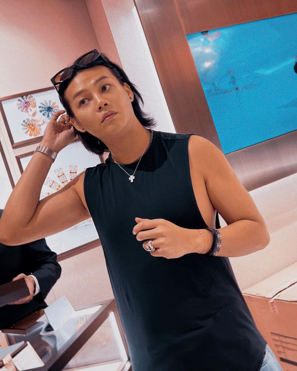 台北新開大隻猛男餐廳  抱抱合照都得！侍應撞樣男團成員 