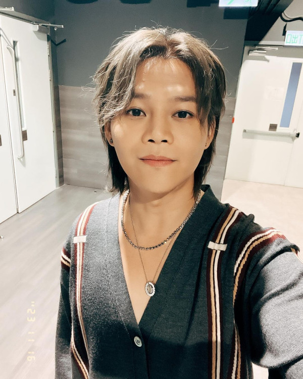 台北新開大隻猛男餐廳  抱抱合照都得！侍應撞樣男團成員 