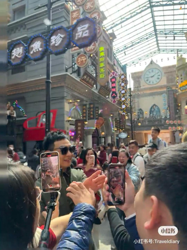 44歲TVB男藝人佛山街頭大批少女圍觀拍照  網民驚訝：認得出但叫不出名字 