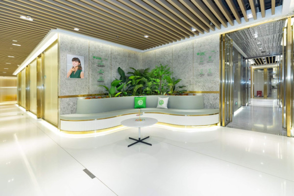 深圳牙科門診佔地 10 萬呎面積，門診內部裝潢新淨，擁有置身在中環級的高級體驗