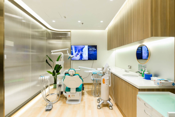 深圳牙科門診佔地 10 萬呎面積，門診內部裝潢新淨，擁有置身在中環級的高級體驗。