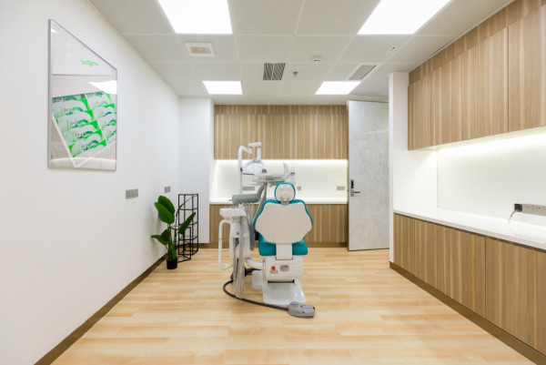 深圳牙科門診佔地 10 萬呎面積，門診內部裝潢新淨，擁有置身在中環級的高級體驗。