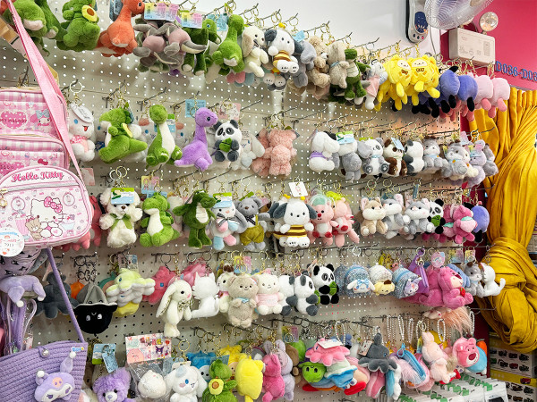 深圳筍崗文具玩具禮品城  樓高4層 辦年貨必去！批發價買書包/筆記簿/模型 