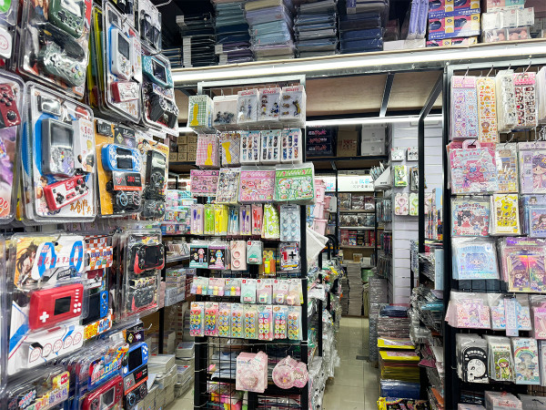 深圳筍崗文具玩具禮品城  樓高4層 辦年貨必去！批發價買書包/筆記簿/模型 