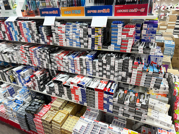 深圳筍崗文具玩具禮品城  樓高4層 辦年貨必去！批發價買書包/筆記簿/模型 