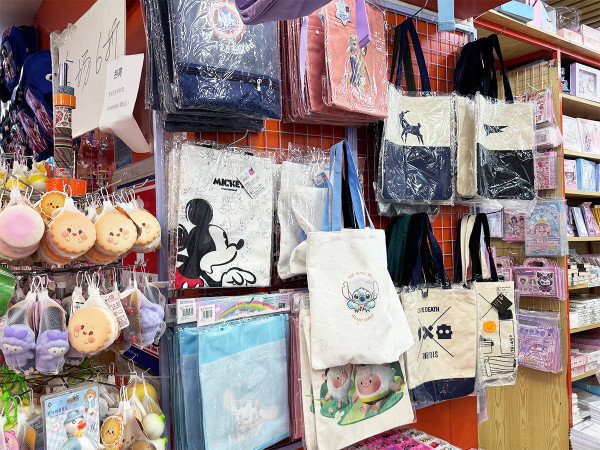 深圳筍崗文具玩具禮品城  樓高4層 辦年貨必去！批發價買書包/筆記簿/模型 